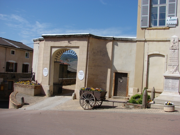 L'entrée du château - Vaux-en-Beaujolais