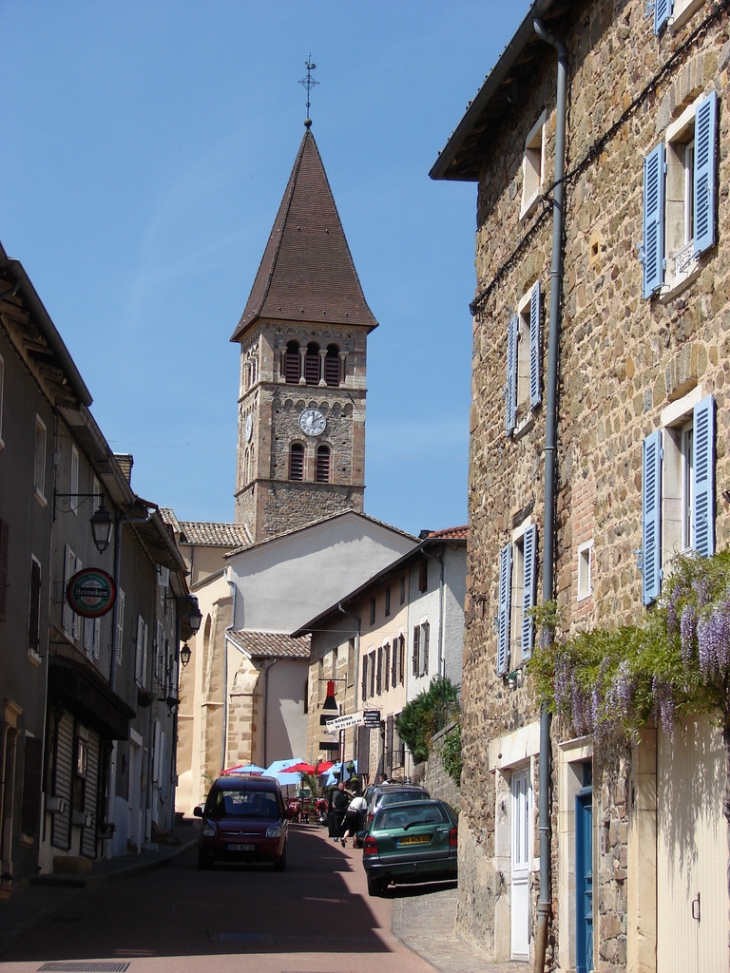 Une rue du village - Vaux-en-Beaujolais