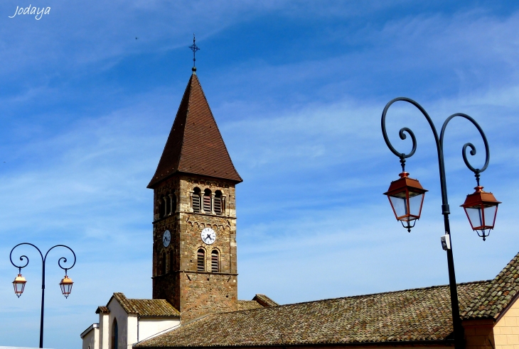 Vaux-en-Beaujolais. Le clocher de Clochemerle.