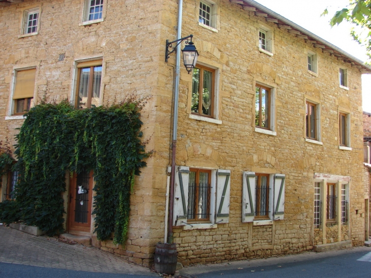 Dans les rues du Village - Ville-sur-Jarnioux