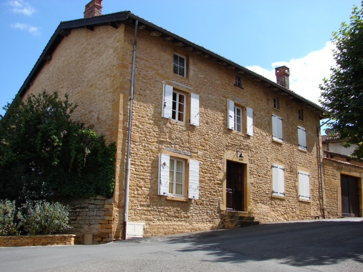 Dans les rues du Village - Ville-sur-Jarnioux