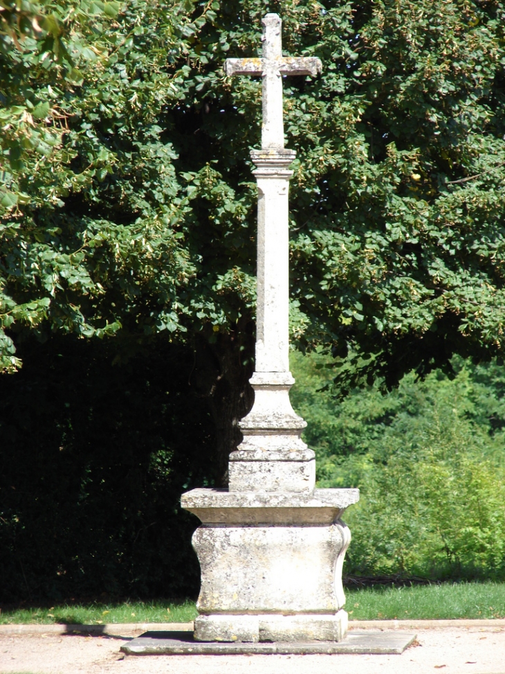 La Croix près du Monument aux Morts - Ville-sur-Jarnioux