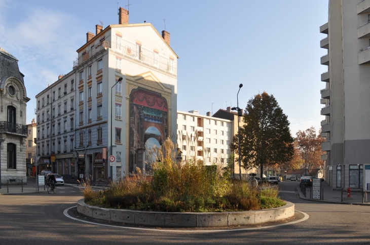 Le rond-point, rue Gabriel Péri - Villeurbanne