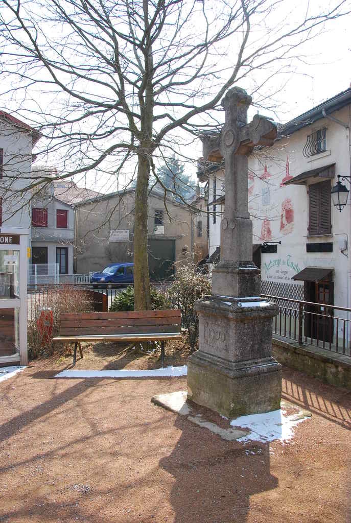 Calvaire  sur la place centrale du Village - Yzeron