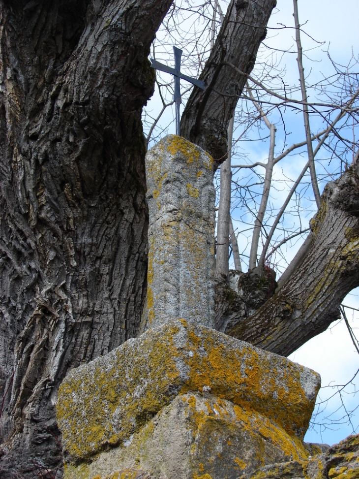 La Croix de Châteauvieux (XVème siècle) - Yzeron