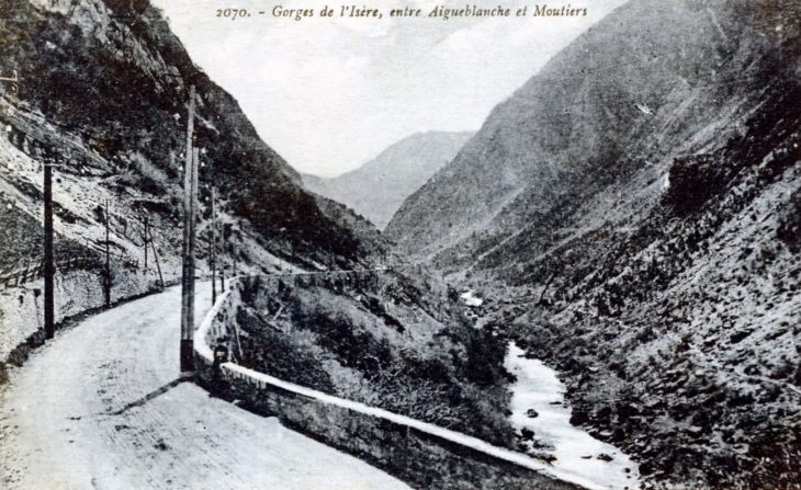 Gorges de l'Isère, entre Aigueblanche et moutiers, vers 1920 (carte postale ancienne).