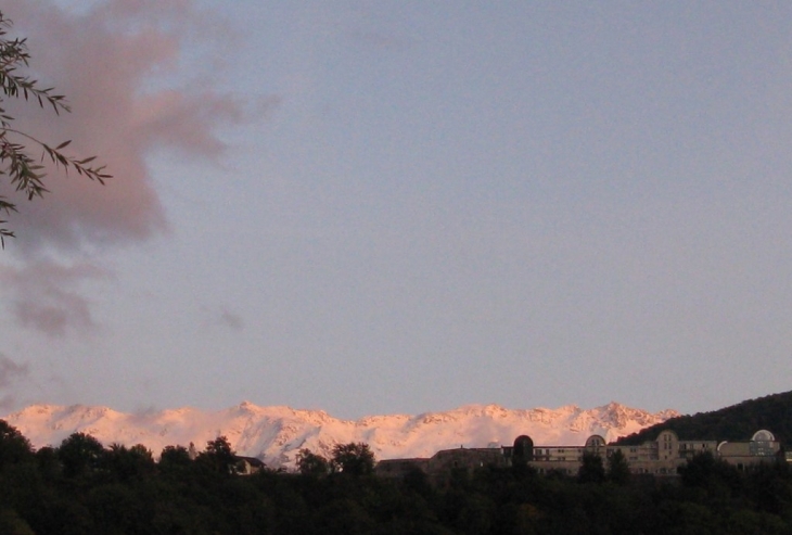 Fort d'aiton avec 1 ere neige sur leshurtieres  et coucher de soleil