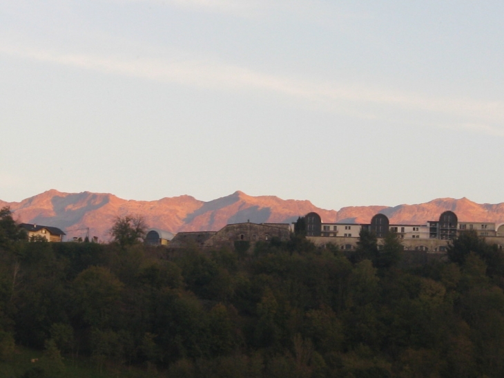 Fort d'aiton et la chaine des hurtieres ausoleil couchant vu d'aiton