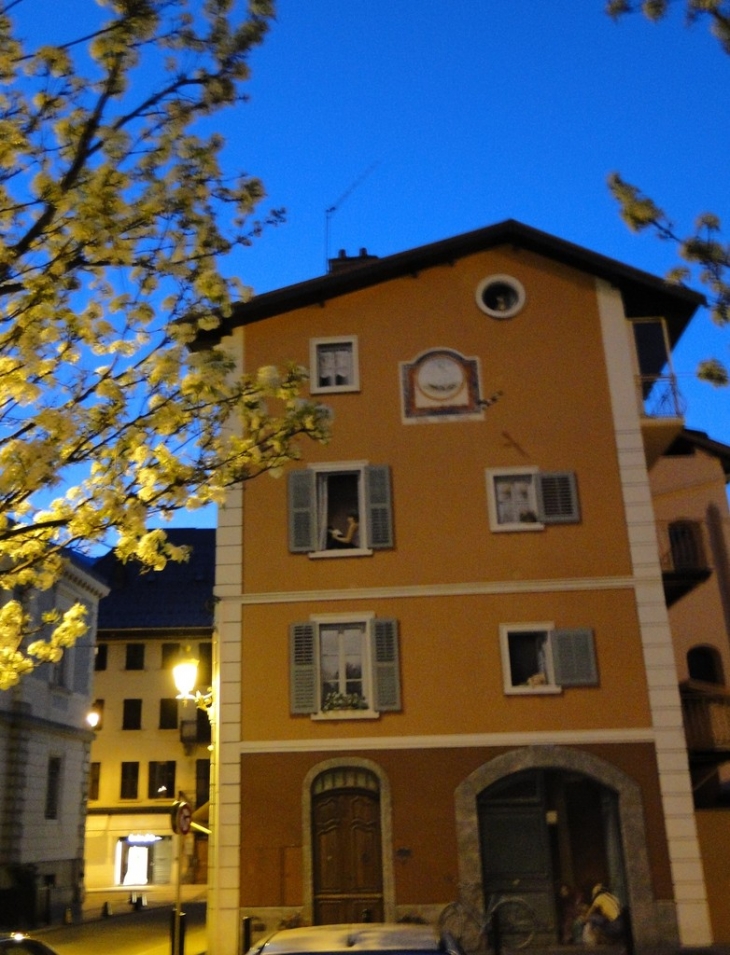 Façade en trompe l'oeil de nuit à Albertville