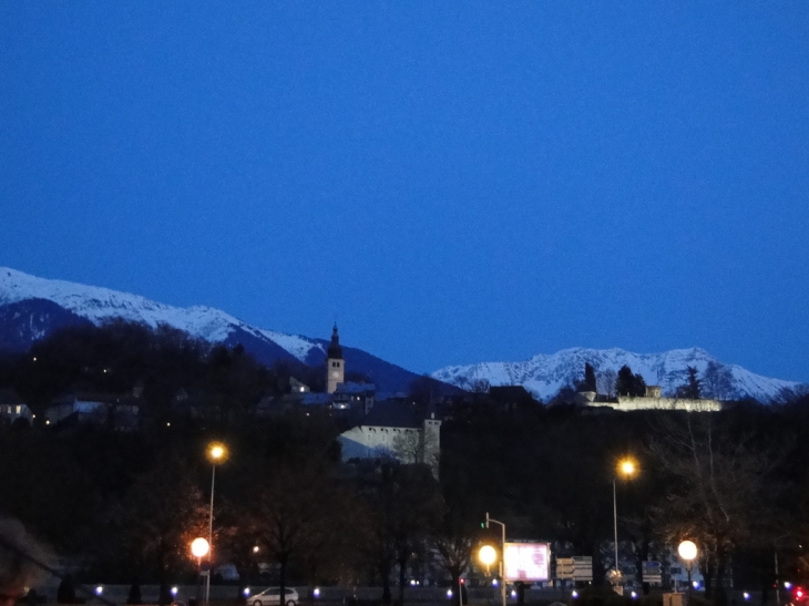 Conflans vu d'Albertville le soir