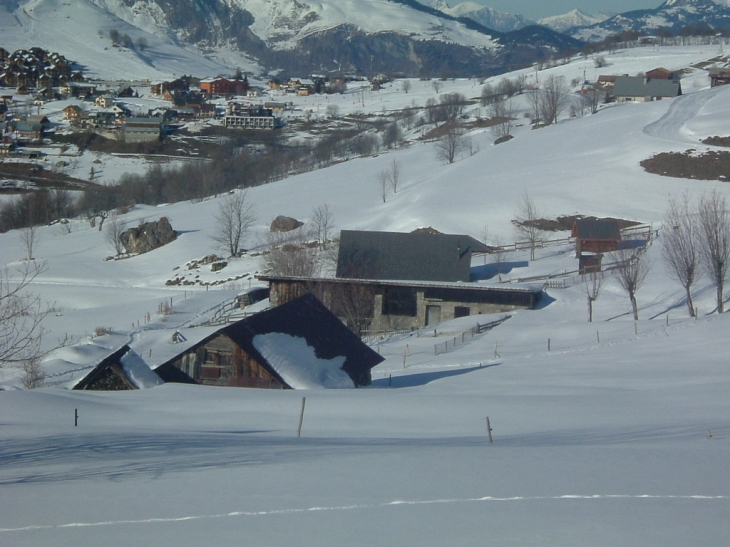 La station du Mollard  vue du sentier menant à la Plaigne - Albiez-Montrond