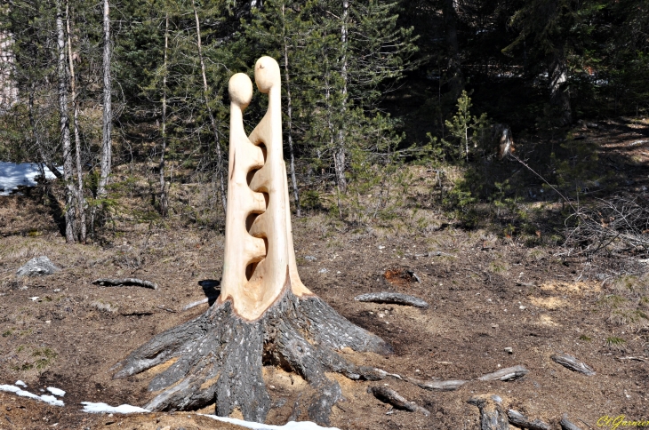 L'Amitié de Serge Couvert - Sculpture taillée directement dans un mélèze sur pied - Aussois