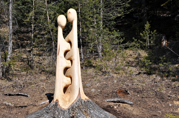 L'Amitié de Serge Couvert - Sculpture taillée directement dans un mélèze sur pied - Aussois