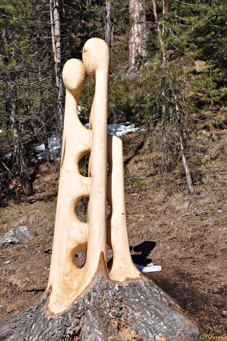 L'Amitié de Serge Couvert - Sculpture taillée directement dans un mélèze sur pied - Aussois