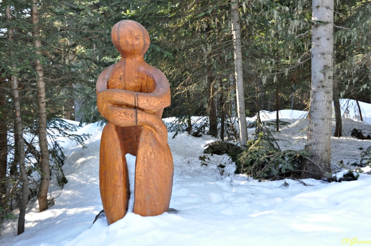 Le Rêveur de Serge Couvert -  Sculpture directement taillée dans un mélèze sur Pied - Aussois