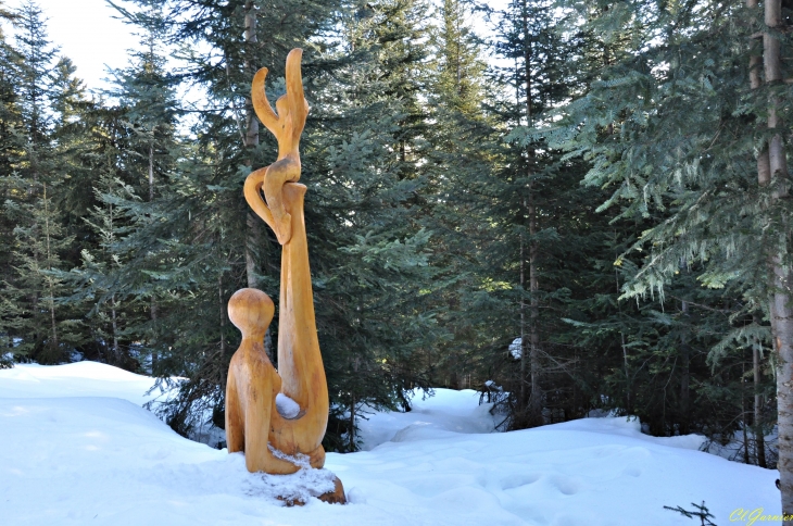 Envoles-moi de Serge Couvert -  Sculpture directement taillée dans un mélèze sur Pied - Aussois