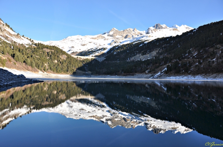 Reflet de la pointe de Labby, de la pointe du Genepy et de la Dent Parrachée - Barrage Plan d'Aval - Aussois