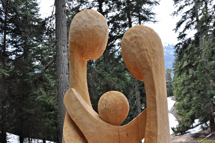 Sculpture sur pied de Serge Couvert dans la forêt d'Aussois ( Monolithe )