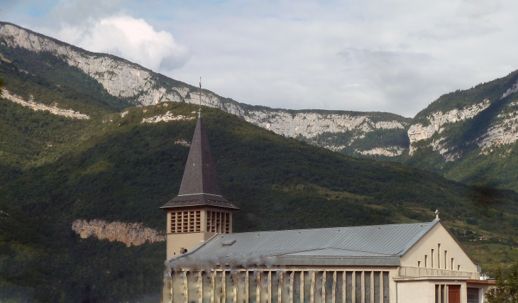 église moderne au pied de la montagne - Barberaz