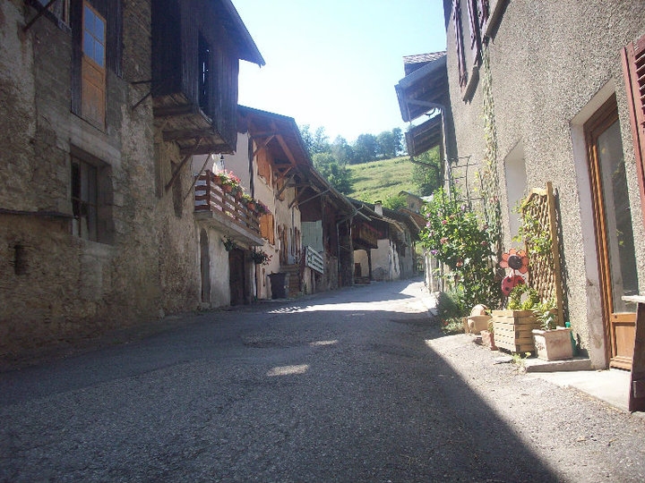 Une petite rue du village - Betton-Bettonet