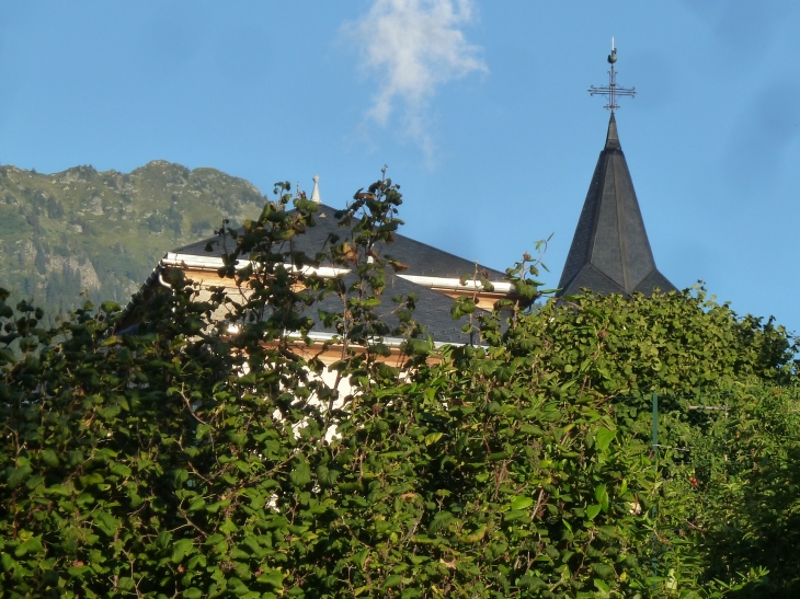 L'église derrière la haie - Bonvillaret
