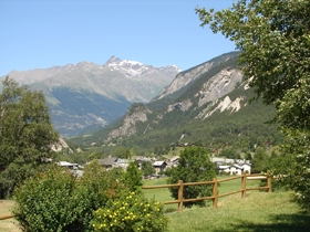 Bramans Hameau du Verney avec vue sur la haute vallée.