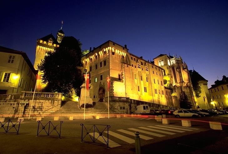 Devant le Chateau des Ducs de Savoie - Chambéry