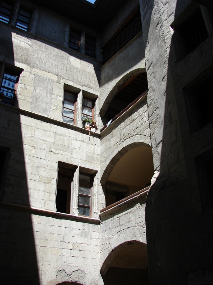 Rue Croix d'Or : Dans la cour de l'Hôtel La Pérouse - Chambéry