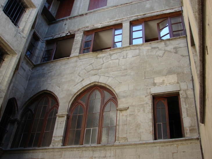 Rue Croix d'Or : Dans la cour de l'Hôtel La Pérouse - Chambéry