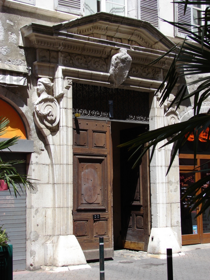 Rue Croix d'Or : Entrée d'un Hôtel particulier - Chambéry