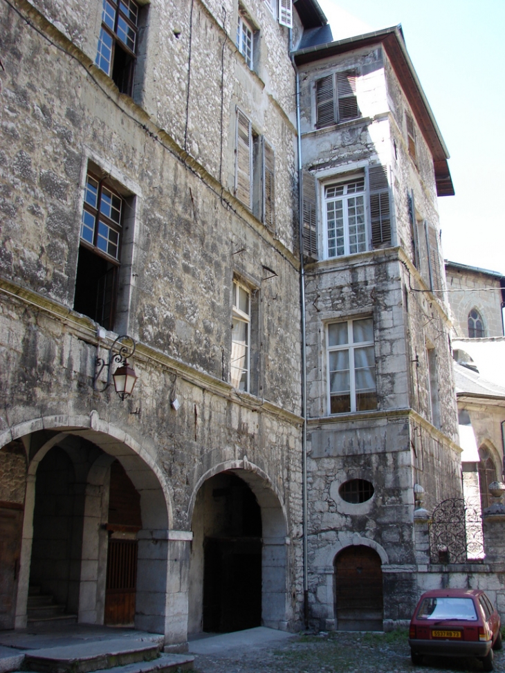 Rue Croix d'Or : Une cour intérieure - Chambéry