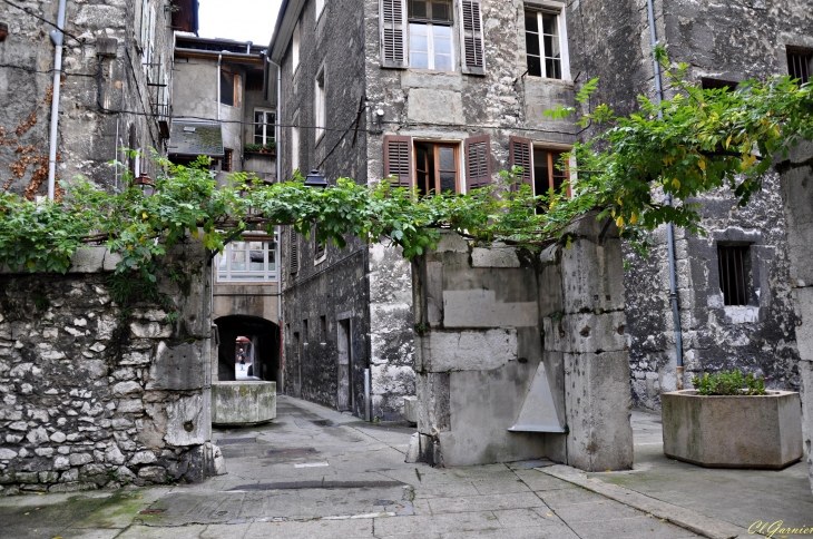 Placette à l'intersection de plusieurs traboules - Chambéry