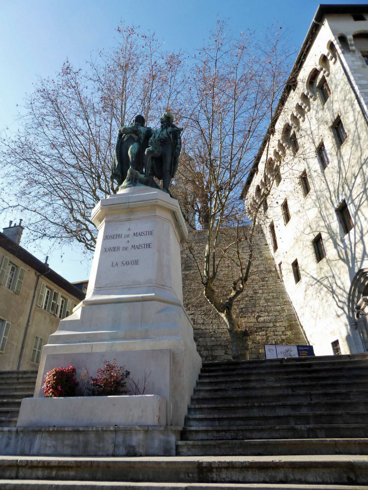 L'escalier du château : statue des frères de Maistre - Chambéry