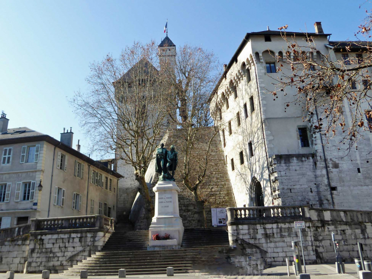 La place du château - Chambéry