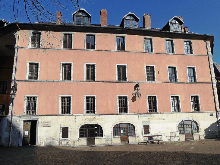 Place du Château : hôtel Favre de Marnix - Chambéry