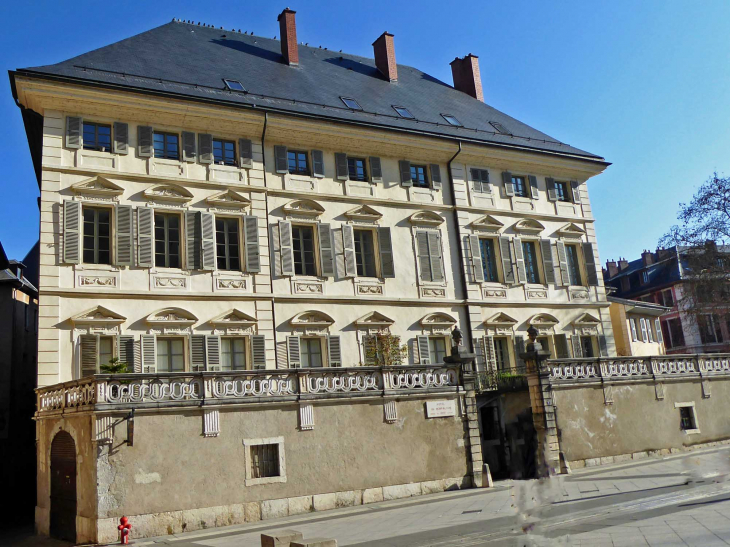 Place du château : hôtel Montfalcon - Chambéry