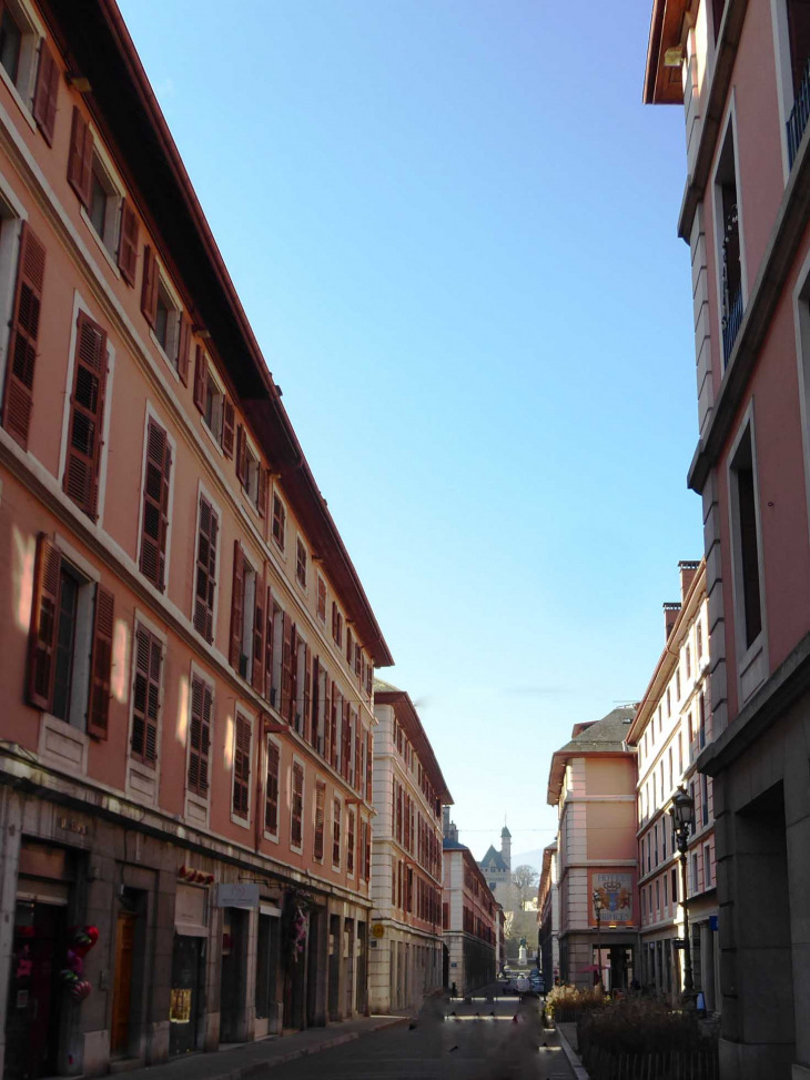 La rue de Boigne vers le château - Chambéry