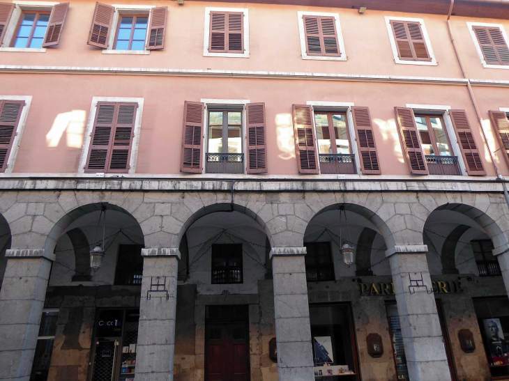 La rue de Boigne : les arcades - Chambéry