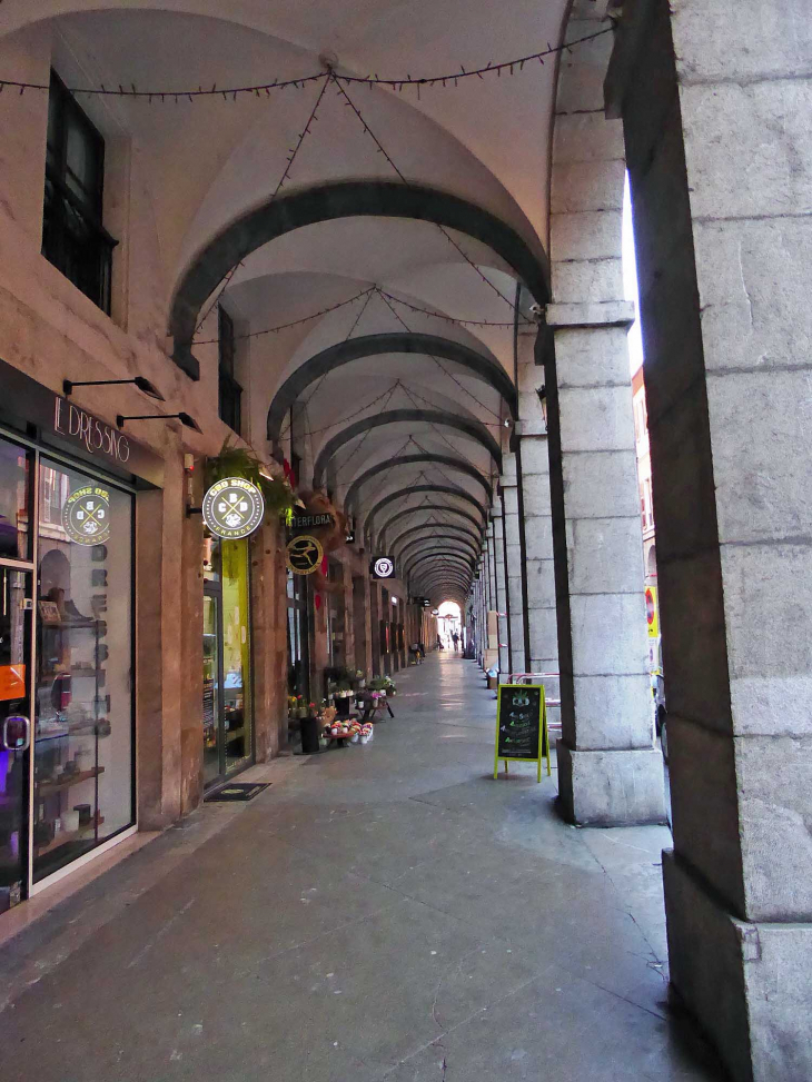 La rue de Boigne : sous les arcades - Chambéry