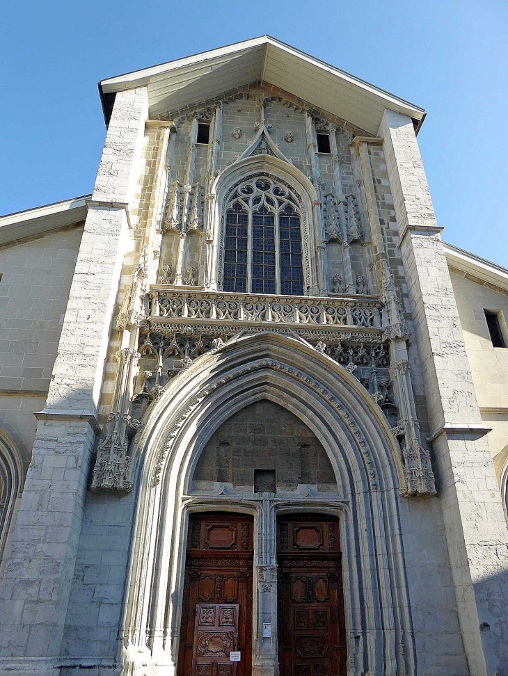 La cathédrale Saint François de Sales : l'entrée - Chambéry