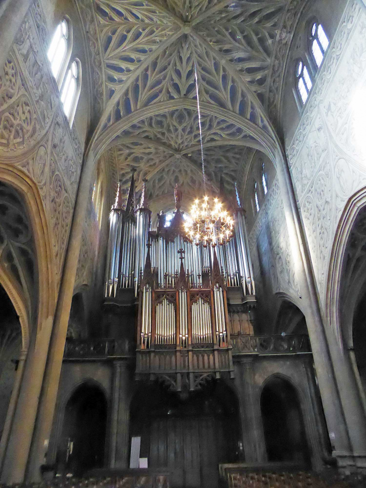 La cathédrale : le plus vaste ensemble de peintures en trompe l'oeil d'Europe - Chambéry