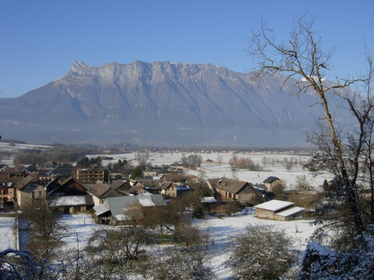 Chamoux dominée par l'Arcluze - Chamoux-sur-Gelon