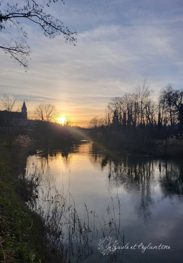 Coucher de soleil sur l'église de Chanaz (saule-eglantine.fr)