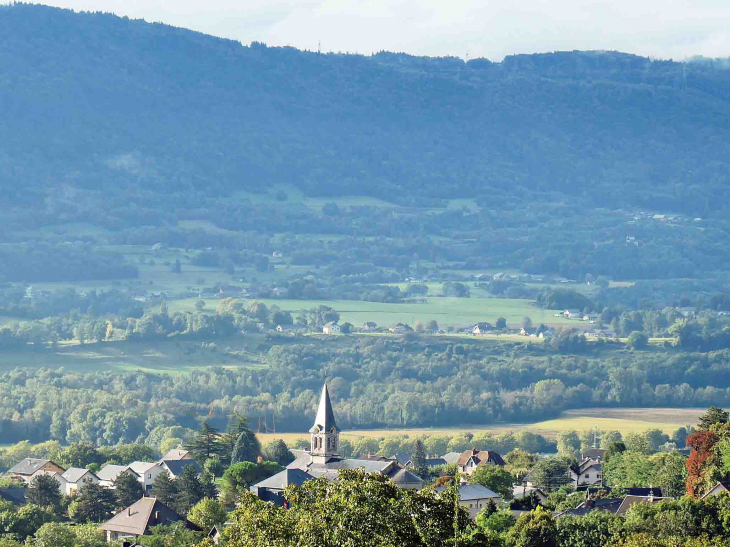 Le village vu de la descente du massif des Bauges - Cruet