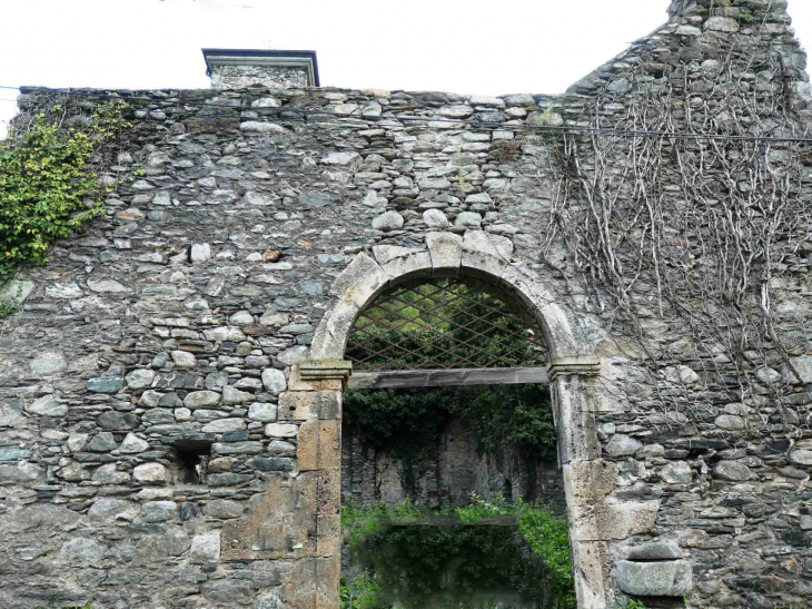 L'entrée de l'ancienne église - Épierre