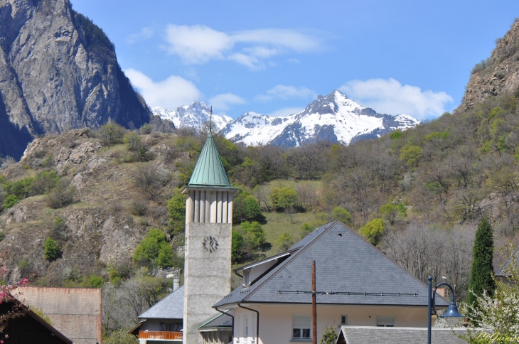 L'église  - Construite en 1961 - Hermillon