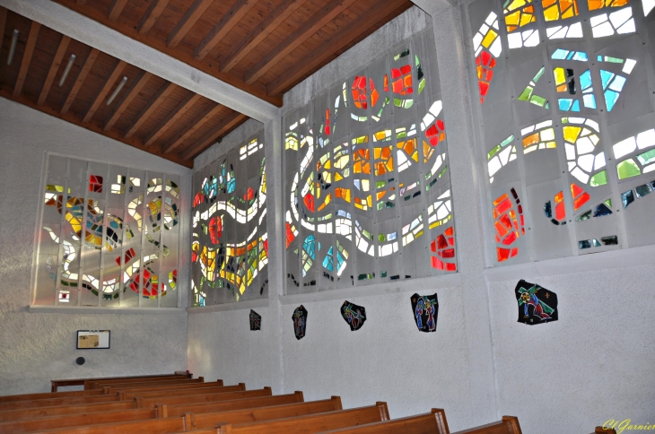 Vitraux  de Meriel Bussy - F.Lorin  Maître Verrier - Chartres - Intérieur église - Hermillon