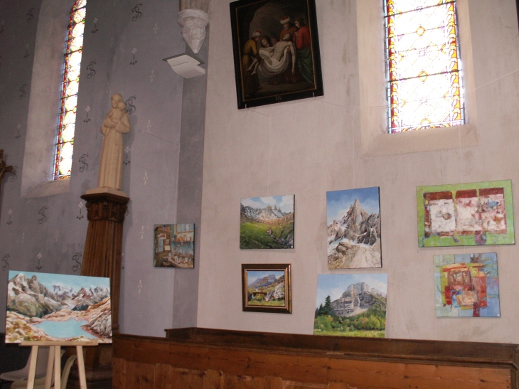 Belle exposition de tableaux à l'intérieur de l'glise de Jarsy ce jour là !