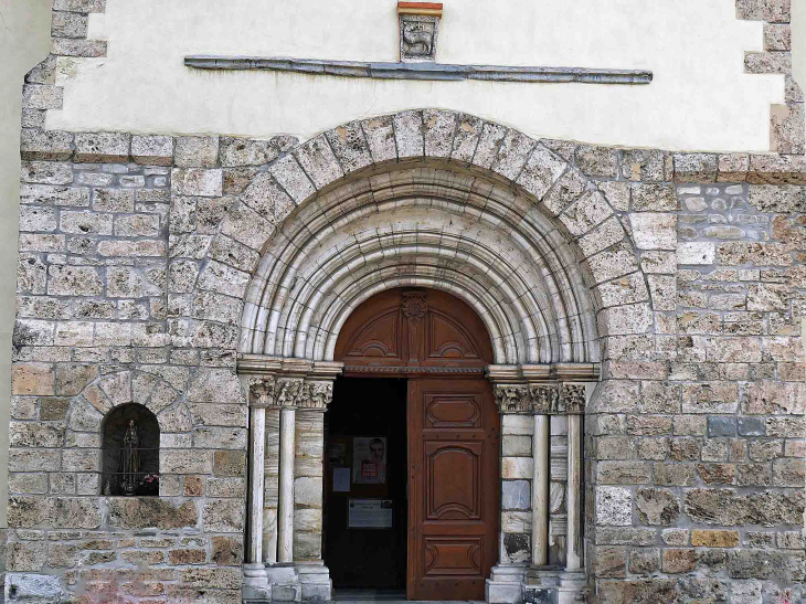 Le portail roman de la collégiale - La Chambre