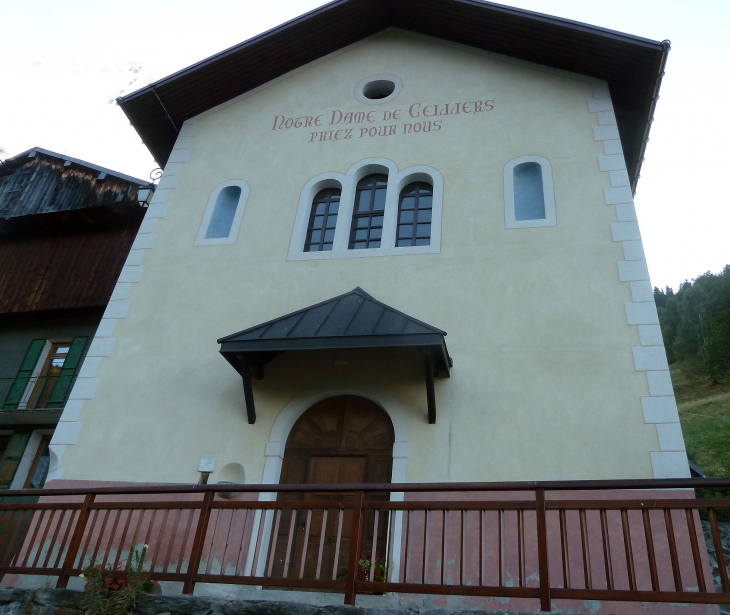 CELLIERS : l'entrée de l'église  - La Léchère